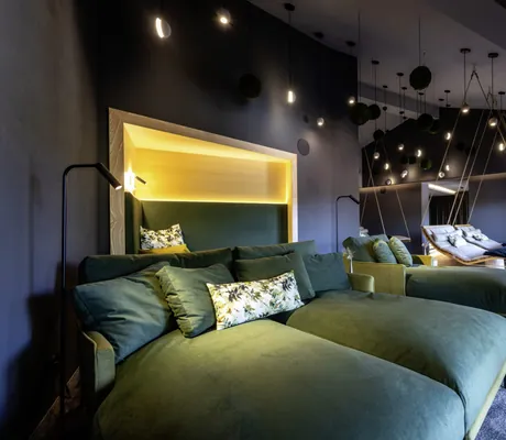 Ruhebereich des Hotel Franks mit Daybeds und Schwebeliegen