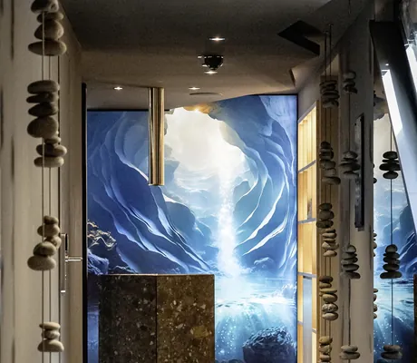 Blick in den Spabereich in Steinoptik des Hotel Franks