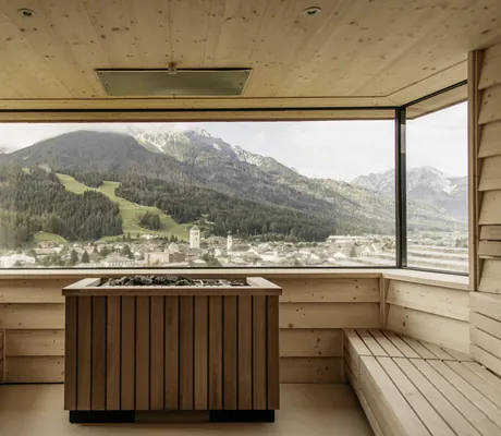 Sauna des Naturhotel Leitlhof mit weitem Blick ins Tal und in die Berge