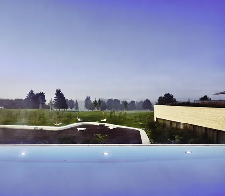 Blick vom Beckenrand des Outdoorpools des Öschberghofs auf den Golfplatz am Morgen