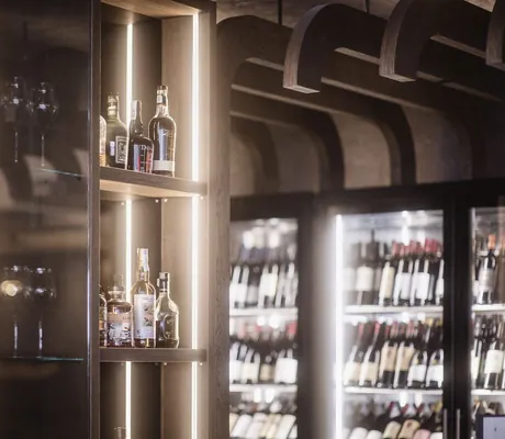 Blick in den Spirituosenschrank und die Weine im Terentnerhof