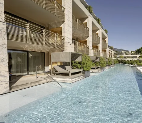 sehr langer Outdoorpool im Weinegg Wellviva Resort vor den Suiten mit eigenem Zugang