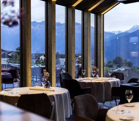 eingedeckte Tische im Gourmetrestaurant des Hotel Weisses Kreuz mit Panoramablick auf die Ortlergruppe