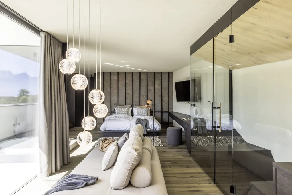 Suite in Naturtönen mit Hängeleuchten und Balkon im Hotel Weisses Kreuz