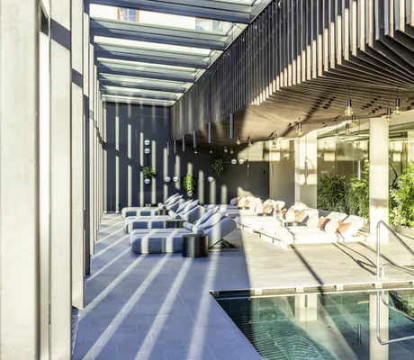 Ruheliegen neben dem Indoorpool im Hotel Weisses Kreuz mit Holzdecken-Konstruktion