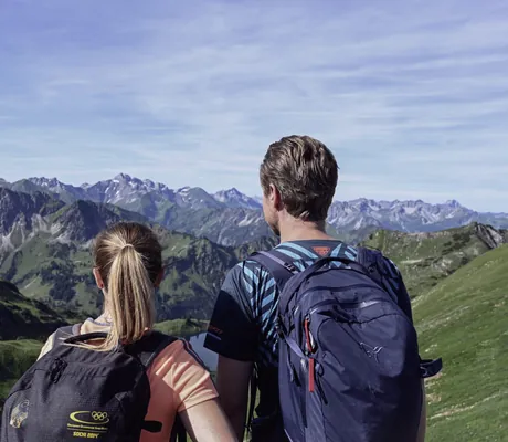 zwei Wanderer schauen auf die Berge in der unmittelbaren Umgebung des Hotel Franks