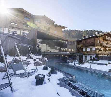 Outdoor-Thermalwasserpool der Riederalm in der verschneiten Landschaft