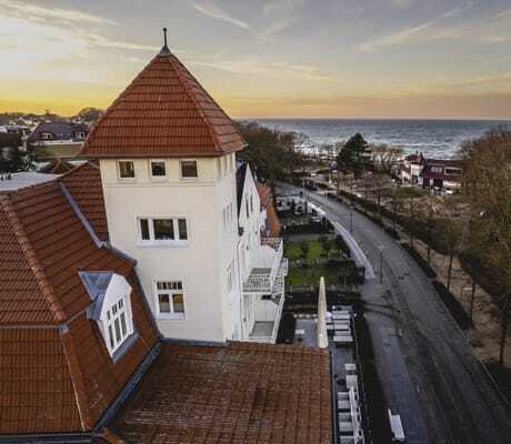 Blick auf das Hotel Villa Astoria bei Sonnenuntergang mit der Ostsee im Hintergrund