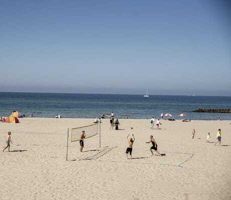junge Männer spielen Beachvolleyball am Strand in der Nähe der Villa Astoria