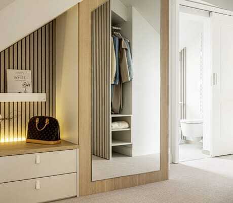 moderner Eingangsbereich einer Suite der Villa Astoria mit großem Spiegel und Kommode