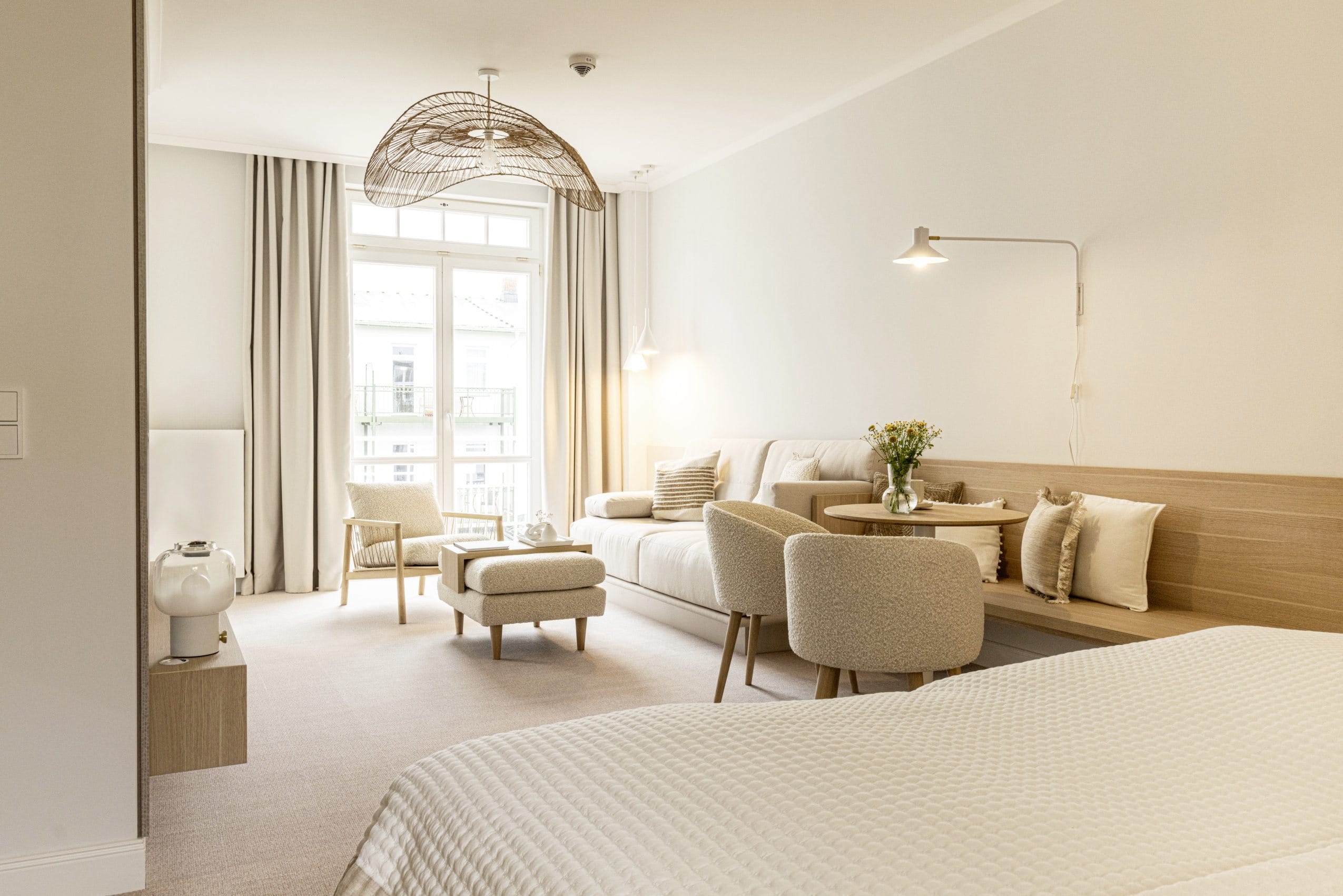 modern eingerichteter Wohnbereich einer der Suiten des Villa Astoria in beigefarbenen Tönen