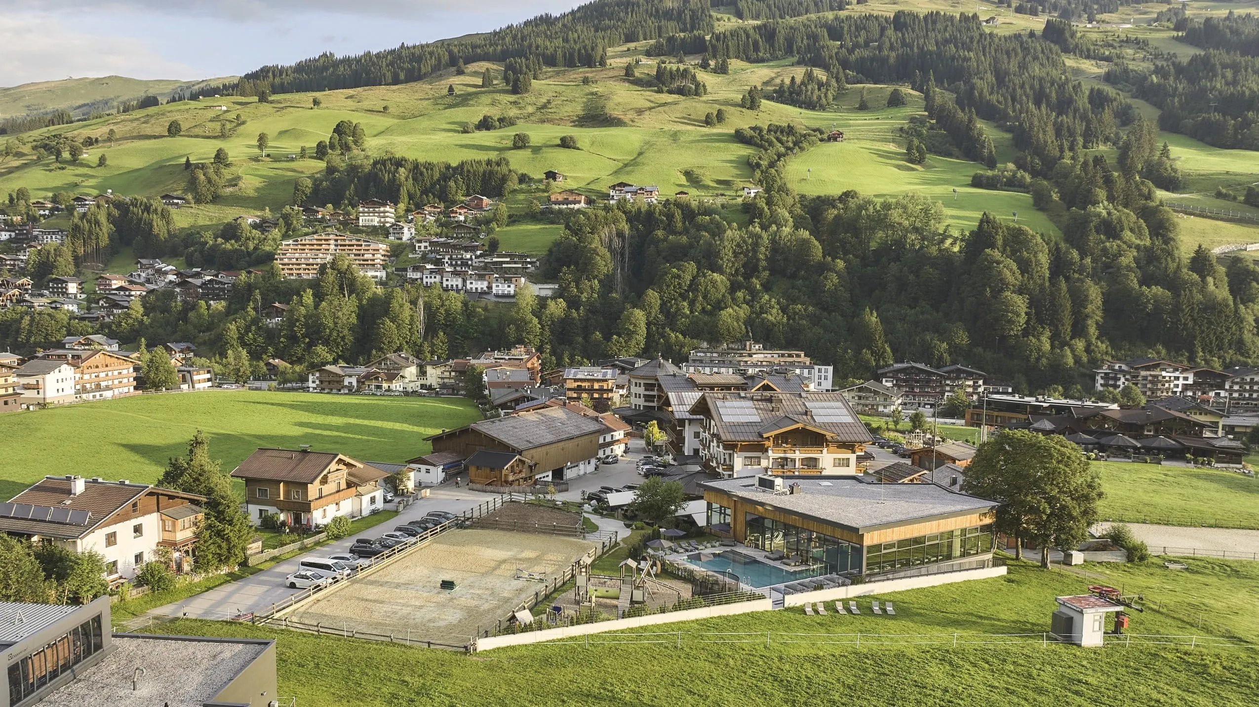 Gesamtansicht des Bauernhof Hotel Oberschwarzach mit Außenpool und Reitanlage