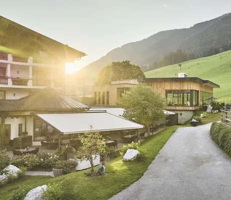 Blick auf die Reitanlage und den Skilift neben dem Bauernhof Hotel Oberschwarzach