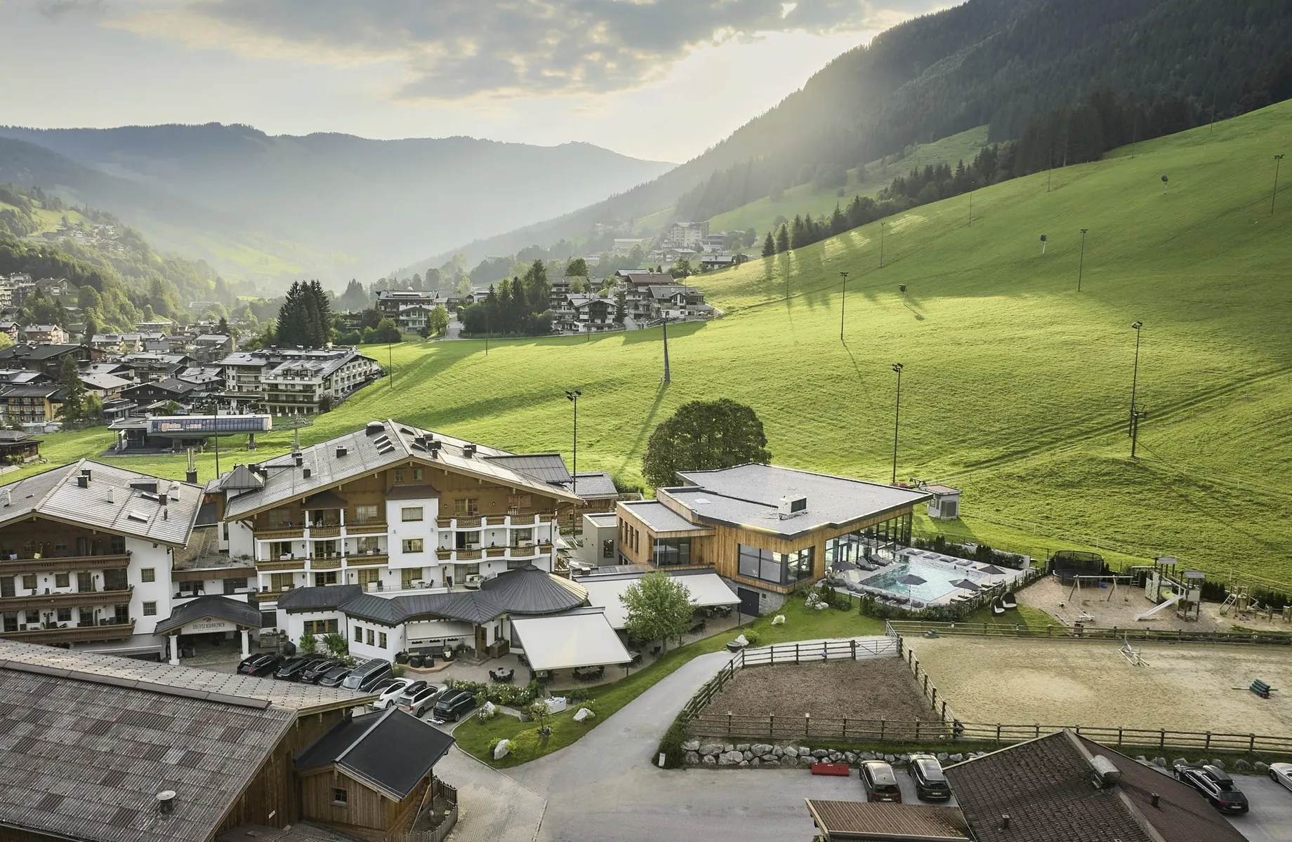 Bauernhof Hotel Oberschwarzach Gesamtansicht mit Blick ins Tal im Sommer