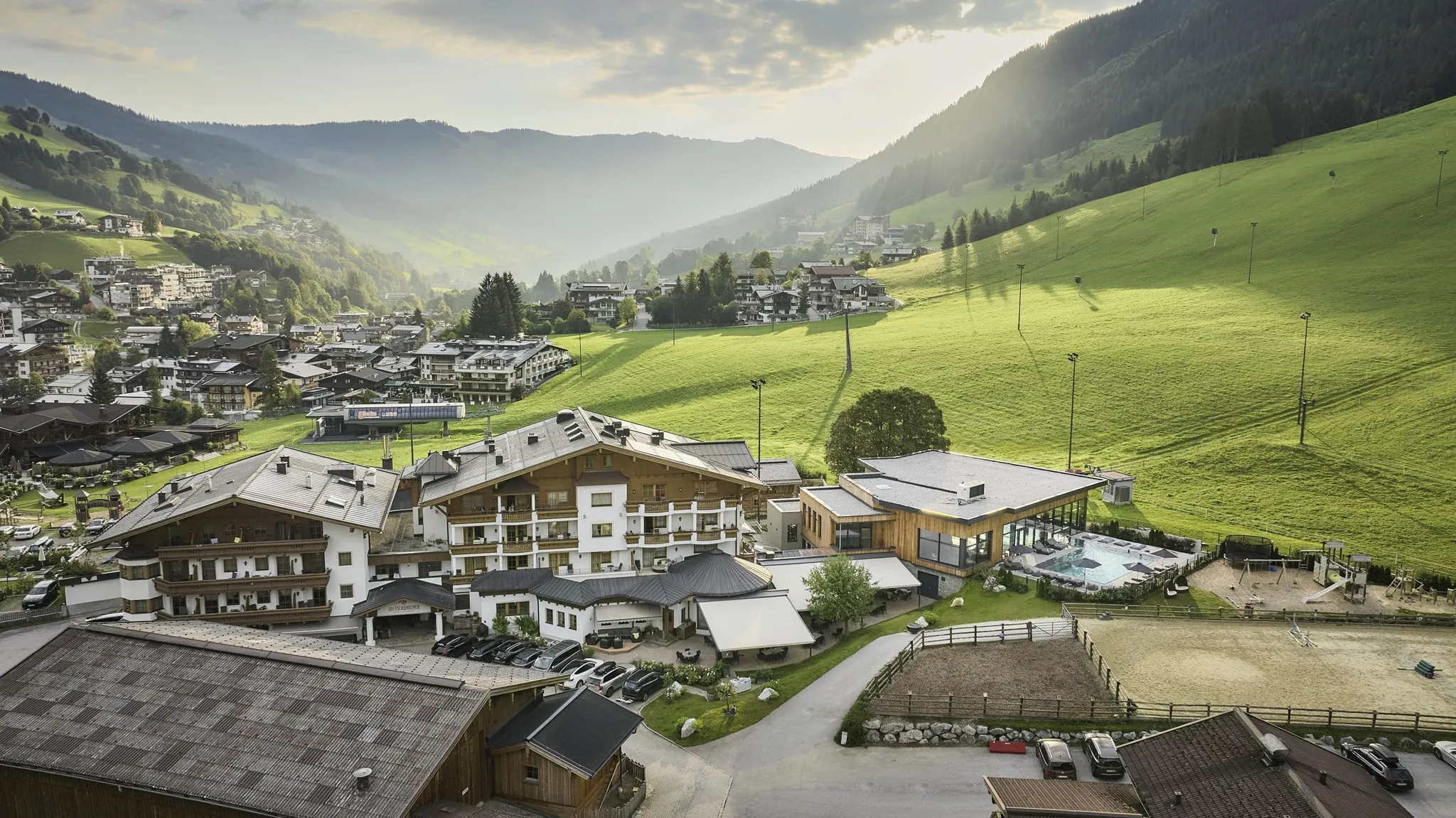 Bauernhof Hotel Oberschwarzach Gesamtansicht mit Blick ins Tal im Sommer