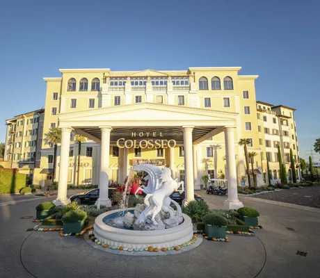 Fassade des Erlebnishotels Colosseo im römischen Stil mit Pferdeskulptur und Säulen