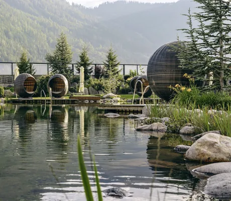 Außenanlage des Familienresort Buchau mit Naturbadeteich und Ruhekojen