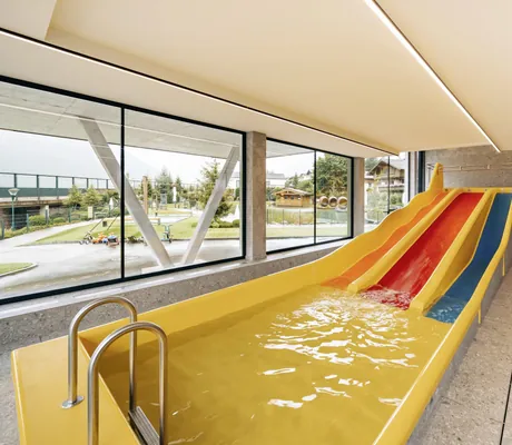 gelbe, breite Kinderwasserrutsche mit drei Bahnen im Familienresort Buchau