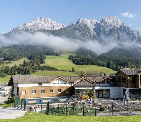 Outdoor-Spielpark vor der Riederalm vor dem Leoganger Bergpanorama