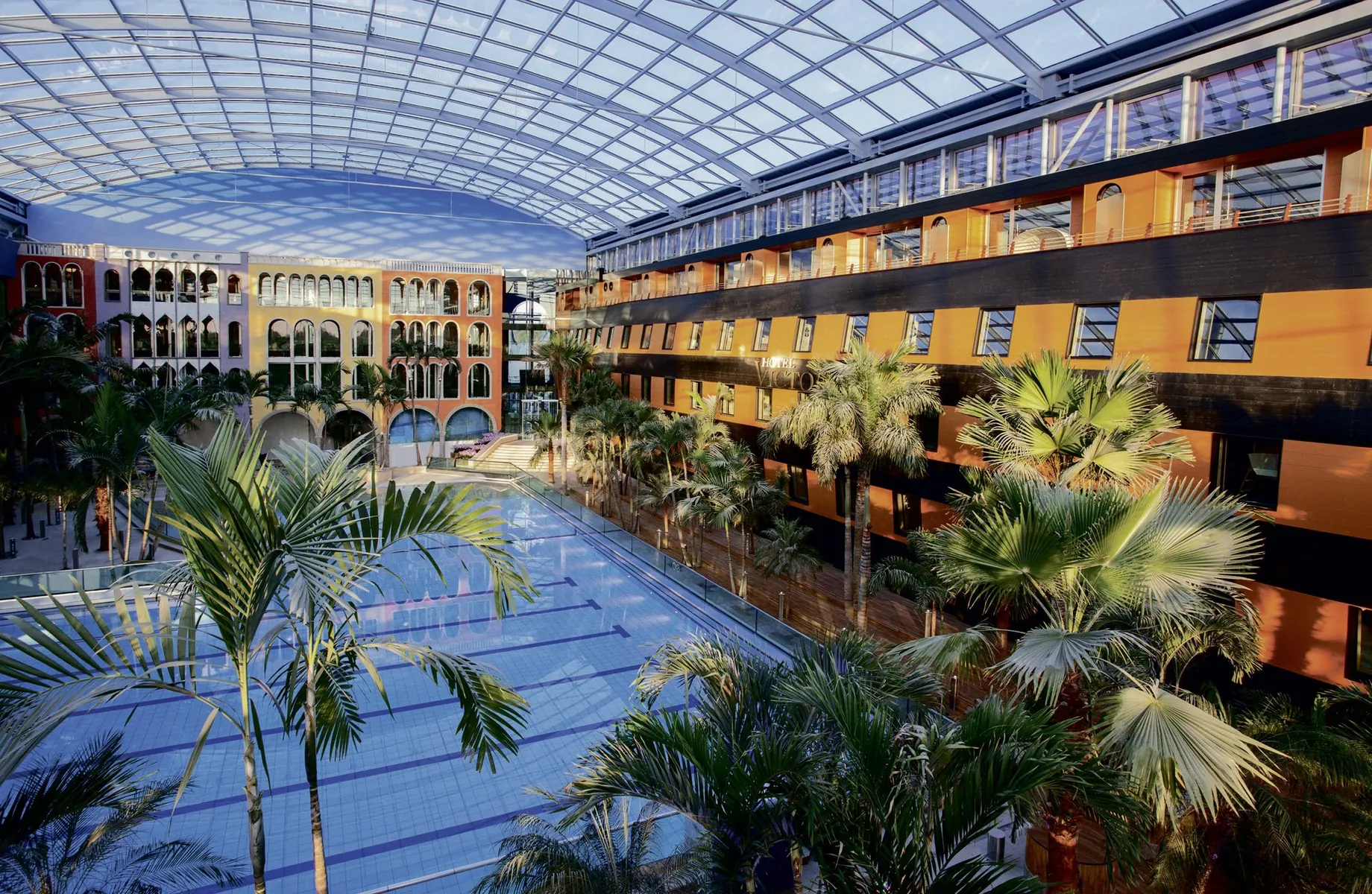 Innenansicht der Therme Erding mit Blick auf den großen Pool und die Fassade des Hotel Victory