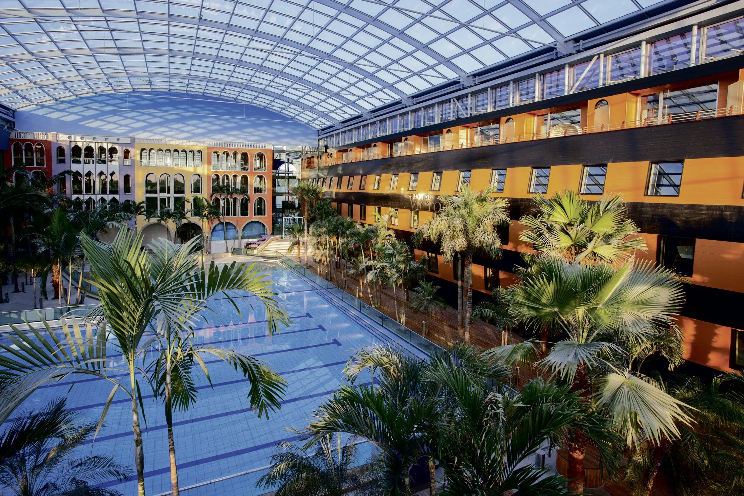Innenansicht der Therme Erding mit Blick auf den großen Pool und die Fassade des Hotel Victory