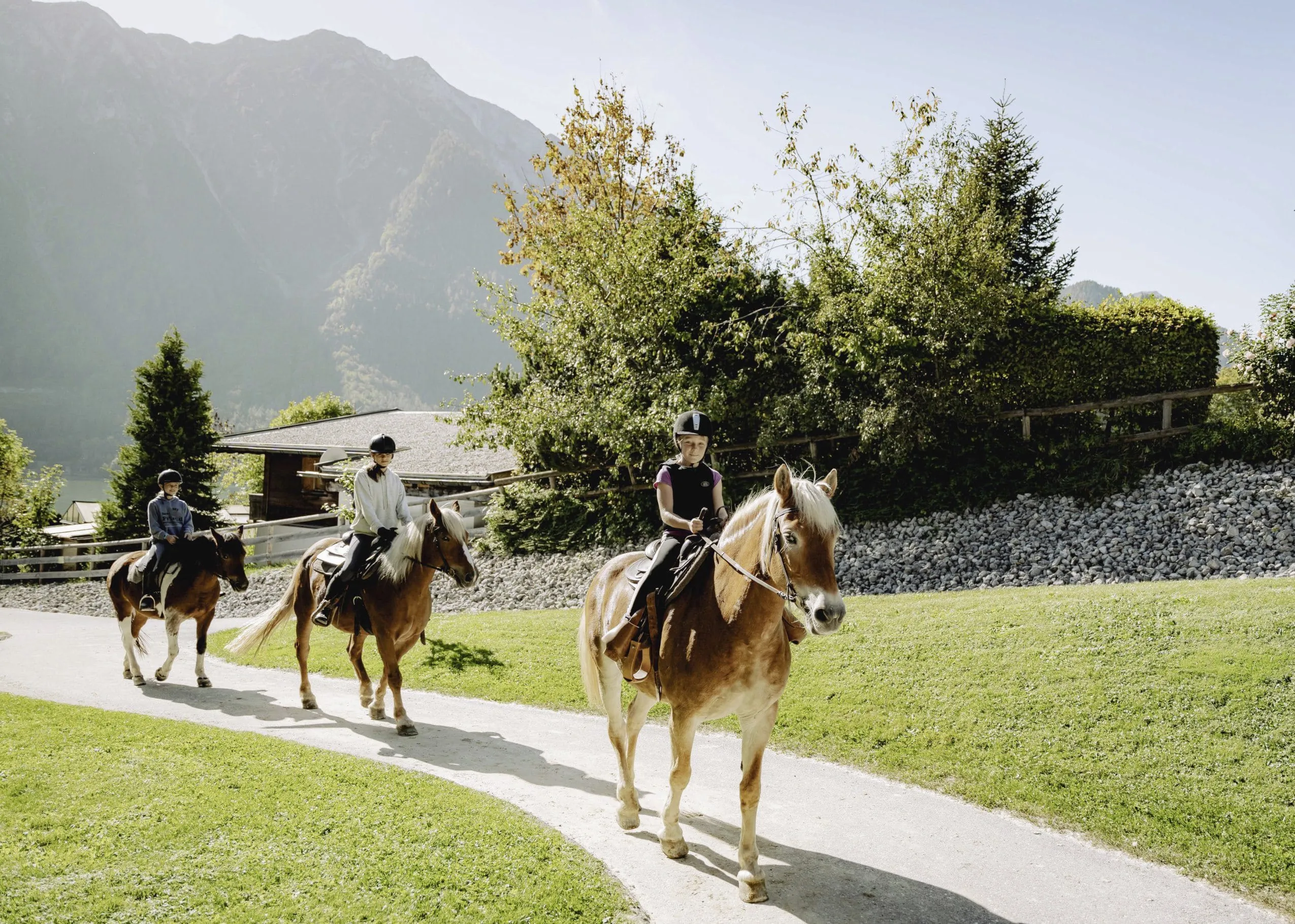 drei junge Reiterinnen in der umliegenden Landschaft des Familienresort Buchau