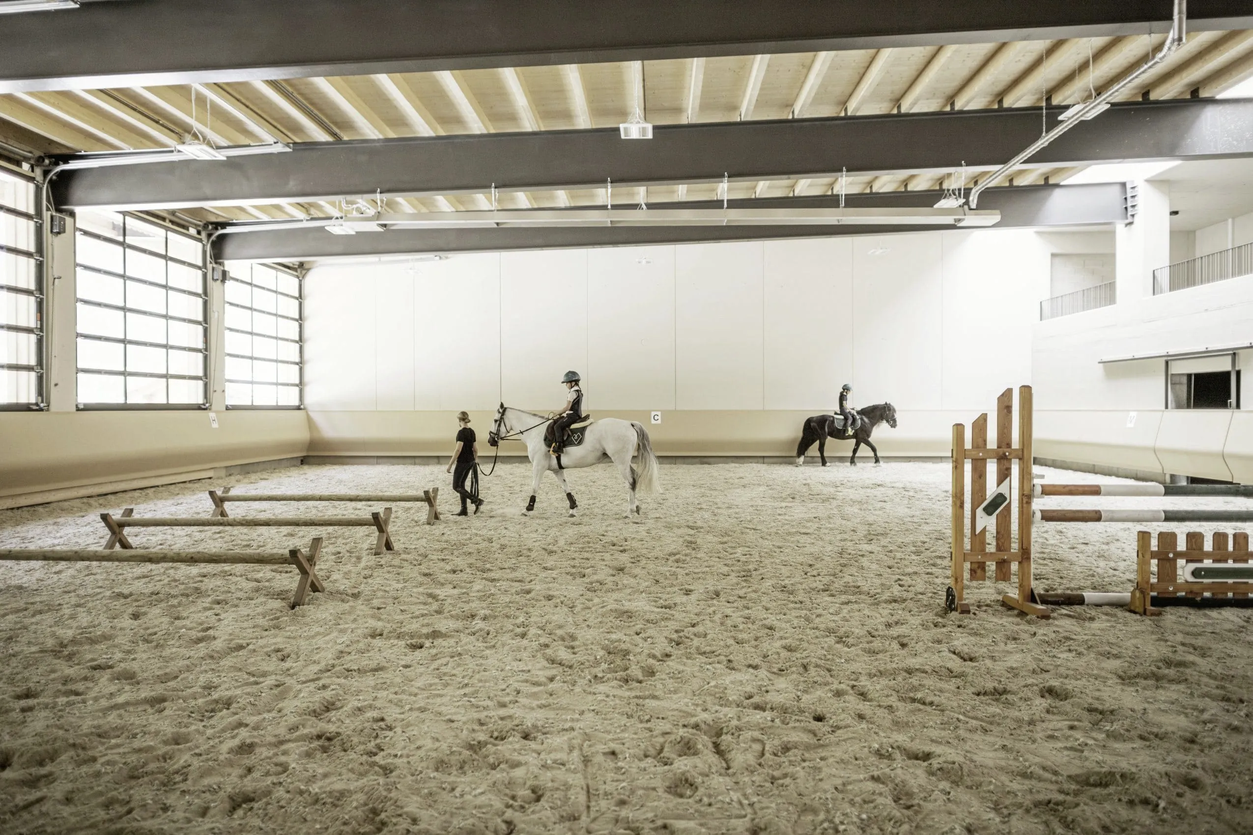 Beheizte Reithalle des Feuerstein Nature Family Resorts mit zwei Reitern