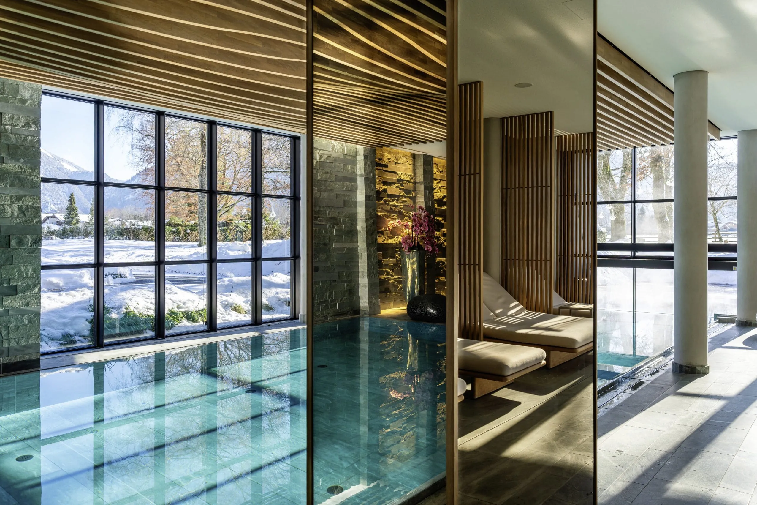 Blick auf den Indoorpool im Parkhotel Egerner H&ouml;fe durch einen Spiegel im Winter