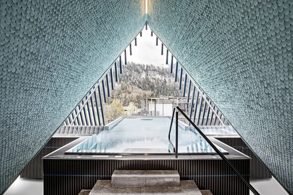 Infinity-Skypool des GAMS zu zweit mit Blick in die Berge