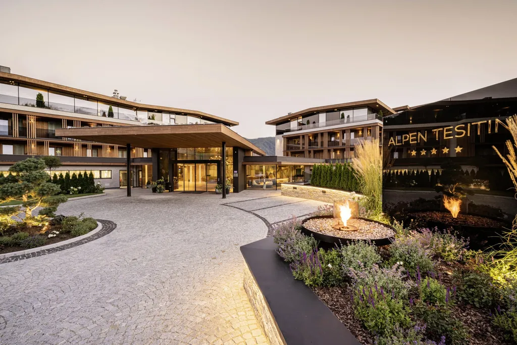 Die Au&szlig;enansicht des Restaurants des Alpen Tesitin Sporthotels in S&uuml;dtirol