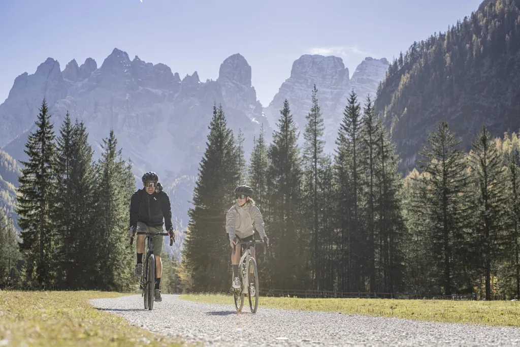 Mountainbiken oder E-Bike fahren vor der malerischen Kulisse der Dolomiten im Sporthotel Alpen Tesitin in S&uuml;dtirol