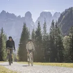 Zwei Mountainbikefahrer vor der malerischen Kulisse der Dolomiten
