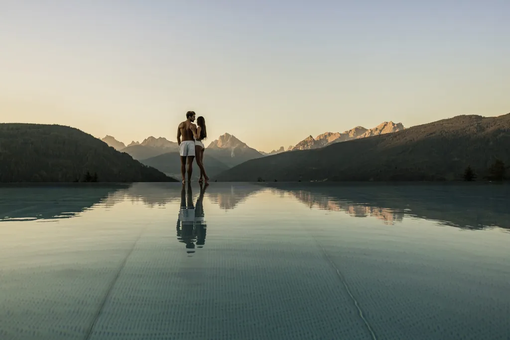 Der Panorama Sonnen-Infinitypool mit Blick auf das wundersch&ouml;ne Bergpanorama im Sporthotel Alpen Tesitin in S&uuml;dtirol