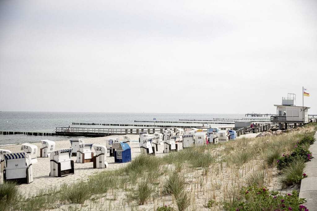 Blick auf einen Strand in unmittelbarer Nähe der Villa Astoria mit zahlreichen Strandkörben und Sanddünen