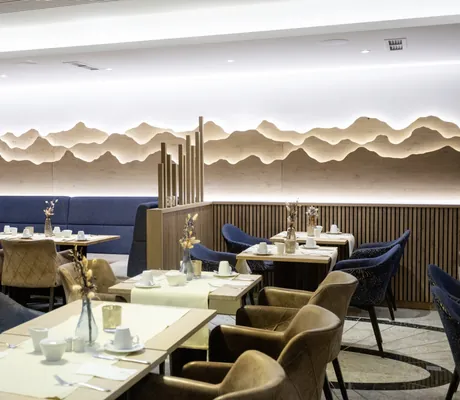 Restaurant in Göbel's Landhotel mit Wolkensilhouette aus Holz an der Wand