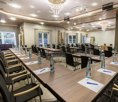 Tagungsraum in Göbel's Landhotel mit Kristall-Leuchtern und blauen Wasserflaschen auf den Tischen