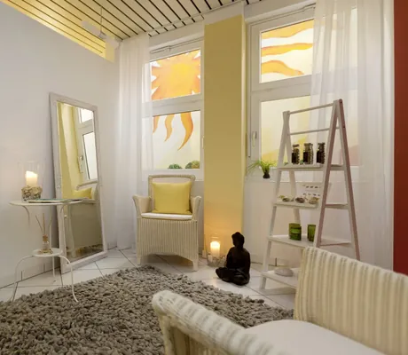 Spabereich im Kress Hotel mit gemalter Sonne an der Wand und Buchsbaum im hohen Blumentopf