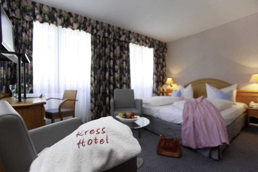 Zimmer im Kress Hotel mit Blumengardinen und Kleid auf dem Bett