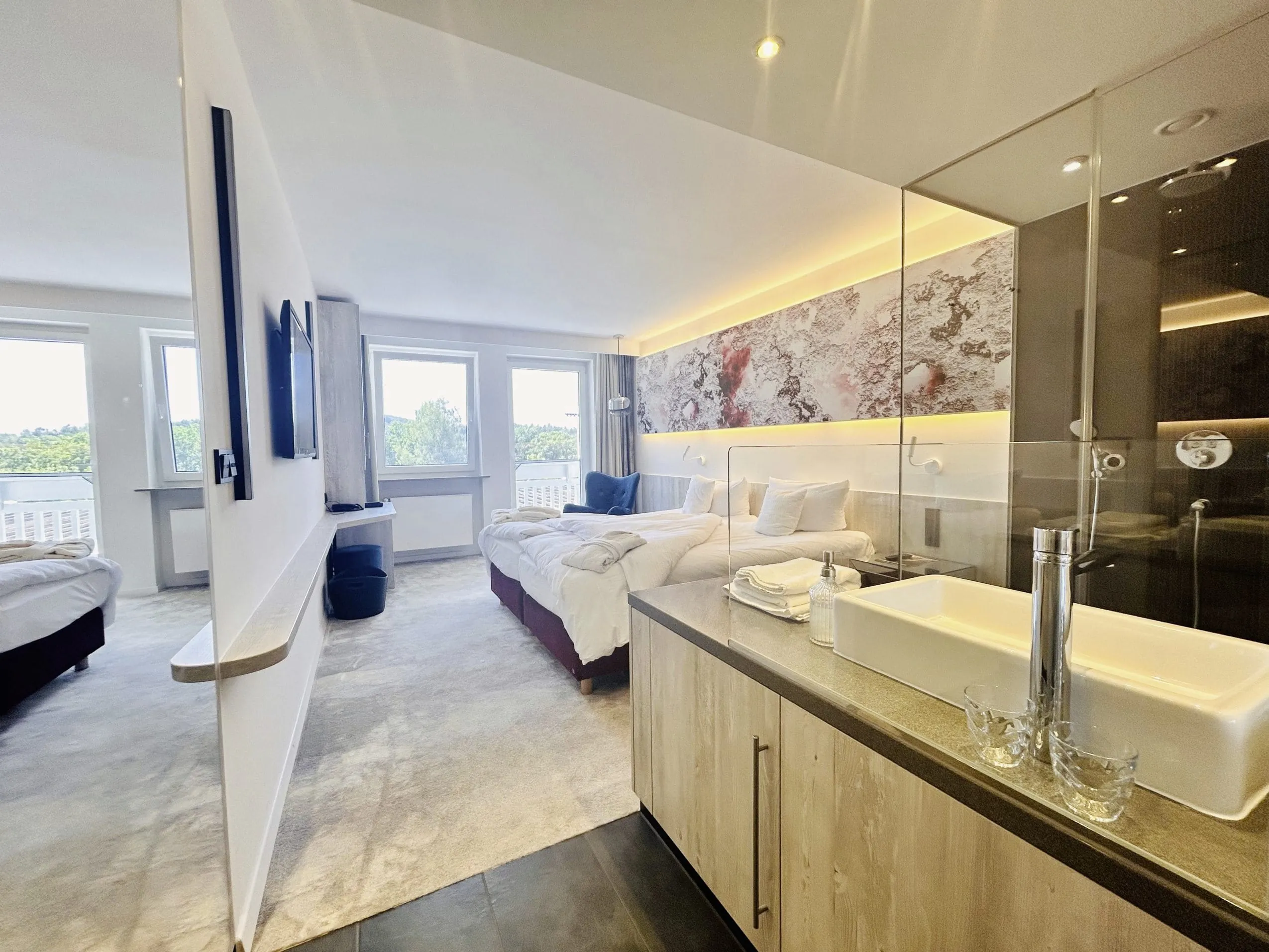 Doppelzimmer im Die Wutzschleife mit Blick vom Badezimmer auf das Bett mit Wassertapete