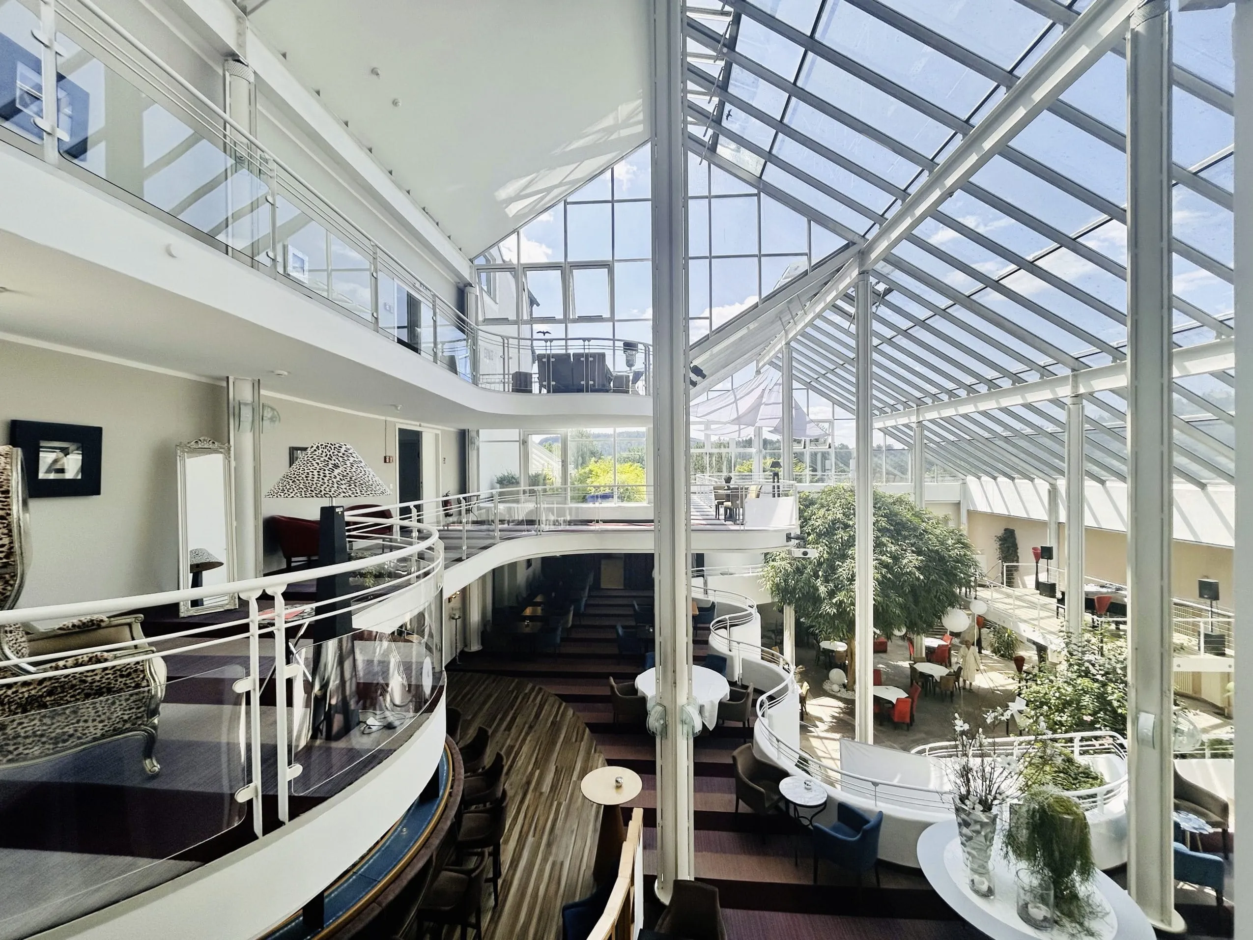 Blick vom Glasdach auf die zwei Stockwerke des Glasgarten im Die Wutzschleife