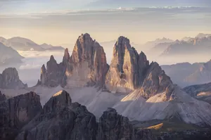 Blick auf die beeindruckende Berglandschaft der Drei Zinnen in der Nähe des Alpen Tesitin