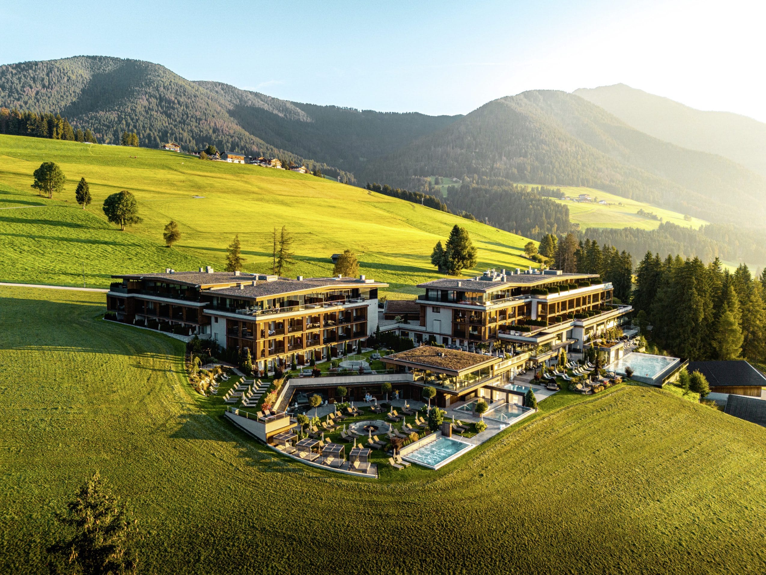Gesamtansicht des Alpen Tesitin inmitten von Wiesen und Hügeln auf dem Berg
