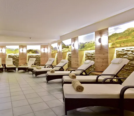 Ruheraum im Best Western Alpenhof Oberstdorf mit beleuchteten Bergbildern