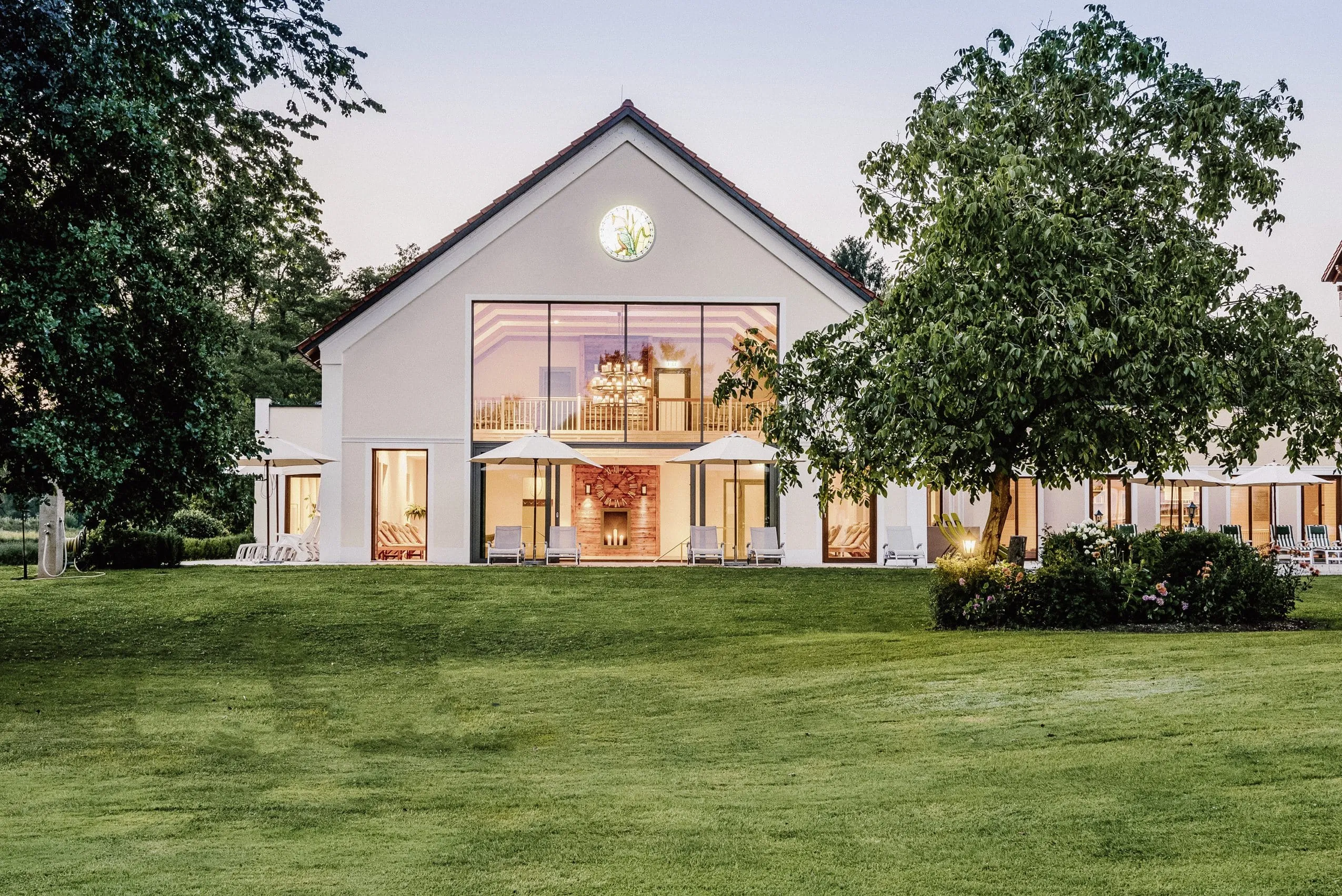 Au&szlig;enaufnahme Wellnessbereich in der Abendsonne im Hotel Der Eisvogel