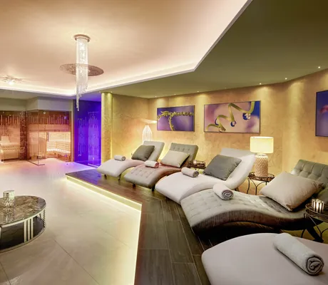 Lady Spa im Wellness- & Sporthotel Jagdhof mit Kristalllüster und naturfarbenen Liegen