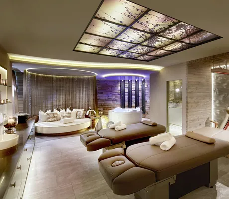 Spa-Suite im Wellness- & Sporthotel Jagdhof mit rundem Bett und Perlenvorhang