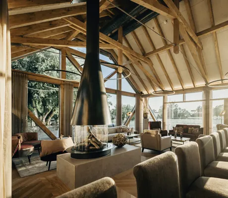 Kaminlounge in Jordan's Untermühle mit Scheunendach und verschiedenen Sitzecken