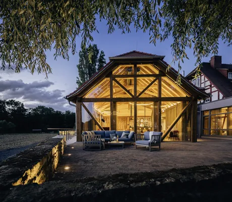 beleuchteter Anbau Scheune mit Bar und Outdoor-Loungemöbeln