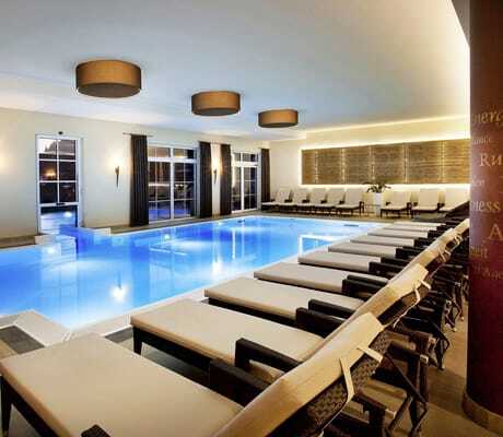 Indoorpool des Panoramahotel Oberjoch mit einigen Liegen