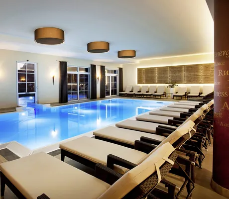 Indoorpool des Panoramahotel Oberjoch mit einigen Liegen